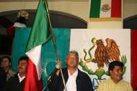Andrés Manuel López Obrador durante el Grito en San José Tenango