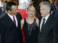 Viggo Mortensen, a la izquierda, Naomi Watts y David Cronenberg, posan para las cámaras a su llegada para la premier de la cinta Eastern Promises en el Festival Internacional de Cine de Toronto