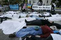 En Filadelfia, activistas fingen estar muertos en protesta por la guerra en Irak