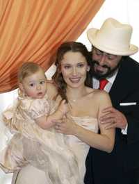 El fallecido tenor Luciano Pavarotti, con su esposa Nicoletta Mantovani –y Alicia, hija de ambos– en imagen de diciembre de 2003