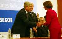 El secretario de Gobernación, Francisco Ramírez Acuña, durante la ceremonia de entrega de registros a representantes de diversas asociaciones religiosas