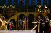 Bailarines de la CND, anteayer, durante un ensayo de Romeo y Julieta, en el Palacio de Bellas Artes