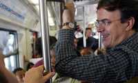 El jefe de Gobierno, Marcelo Ebrard, viajó ayer en Metro, Metrobús, a pie y en bici, con motivo del Día Mundial sin Auto, para desplazarse de su domicilio a los sitios marcados en su agenda de trabajo