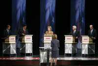 La precandidata presidencial estadunidense Hillary Clinton (de frente) habla a sus contendientes del Partido Demócrata –de izquierda a derecha: John Edwards, Bill Richardson, Christopher Dodd y Joe Biden–, el jueves pasado en Davenport, Iowa. De espaldas aparece la moderadora Judy Woodruff Reuters