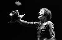 Como parte de su gira de despedida, Marcel Marceau se presentó en el teatro Emilio Rabasa, de Tuxtla Gutiérrez, Chiapas, en 2002