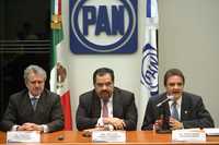 Santiago Creel, Héctor Larios y José Espina durante la rueda de prensa en las instalaciones del PAN nacional Víctor Camacho