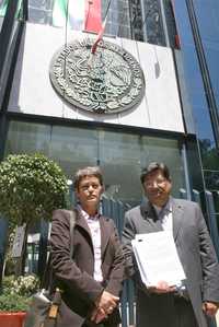 Cristina Auerbach y Manuel Eduardo Fuentes, luego de presentar la denuncia contra Lozano Alarcón en las oficinas de la PGR