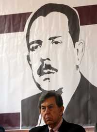 Cuauhtémoc Cárdenas Solórzano en el acto de develación del busto del general Lázaro Cárdenas en el plantel vocacional 7, en Iztapalapa