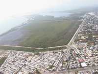 Vista aérea del terreno de 112 hectáreas que el Fondo Nacional de Fomento al Turismo donó el viernes pasado al ayuntamiento de Benito Juárez (cuya cabecera es Cancún), donde se pretende edificar el nuevo centro de la ciudad y el palacio de gobierno