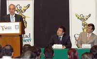 El jefe de Gobierno, Marcelo Ebrard,  presentó ayer el Programa del Seguro de Desempleo en la ciudad de México. Lo acompañaron los secretarios de Finanzas, Mario Delgado, y del Trabajo, Benito Mirón Lince