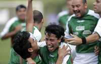 El mexicano Daniel Jason (centro) celebra con sus compañeros después de anotarle al London Titans