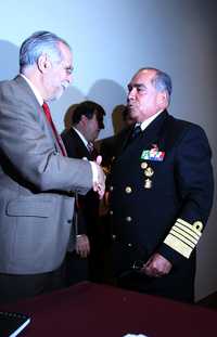 El presidente de El Colegio de México, Javier Garciadiego, y el titular de la Armada, almirante Mariano Francisco Saynez Mendoza