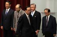 El nuevo premier (centro), rodeado de su gabinete, al término de una conferencia de prensa en la residencia oficial de Tokio