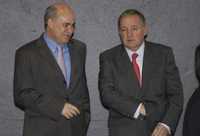 El secretario de Economía, Eduardo Sojo, y el director general de Pemex, Jesús Reyes Heroles, luego del anuncio del presidente Felipe Calderón, en Los Pinos