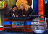 Evo Morales dialoga con el presentador Jon Stewart (derecha) en el programa Daily Show