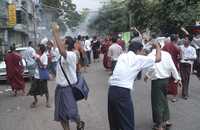 La policía de Myanmar lanzó gas lacrimógeno contra manifestantes en Yangón