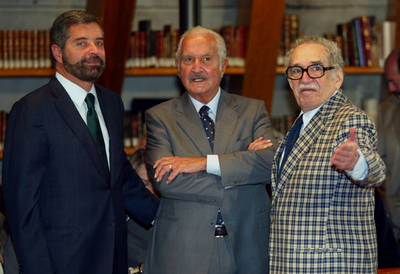 Dona Carlos Fuentes colección a la UNAM