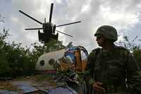 Un soldado vigila el sitio en Tixkokob, Yucatán, donde cayó el lunes un avión con más de tres y media toneladas de cocaína