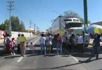 Habitantes de Hermosillo que se oponen al nuevo sistema de transporte público de Sonora (conocido como Suba) bloquean la entrada norte a la ciudad, en el punto donde confluyen la carretera internacional México-Nogales y el Bulevar Kino, que lleva a la zona hotelera. Los manifestantes obligaron a los conductores a entrar por calles no pavimentadas de colonias populares