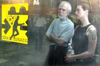 Carlos Aguirre y Lorena Wolffer, en los andenes del Metro Centro Médico, donde está instalada su exposición Zona de Tolerancia