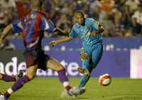 El francés Thierry Henry, jugador de Barcelona, dispara su tercer gol ante Levante