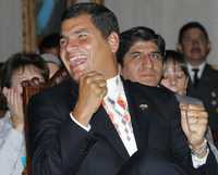 El presidente de Ecuador, Rafael Correa, festeja en Quito al escuchar los resultados que arrojan los sondeos sobre las votaciones para formar una Asamblea Constituyente, en la que su partido tendrá la mayoría de escaños, según las encuestas. Las cifras definitivas se difundirán en tres semanas