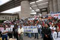 Trabajadores se manifestaron frente al Palacio de Justicia Federal luego de marchar desde el Monumento a la Revolución en repudio a la ley del ISSSTE