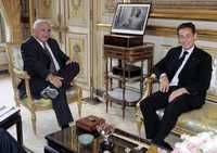 Ayer el presidente francés Nicolás Sarkozy (derecha) se reunió en el Palacio del Elíseo, en París, con Dominique Strauss-Kahn, que fue elegido el viernes nuevo director gerente del FMI. Strauss-Kahn destacó la ayuda que le prestó el Ejecutivo francés, y dijo que su entrevista este lunes con el presidente Sarkozy había sido "cordial"