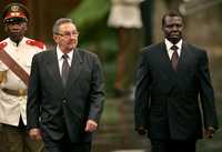 El presidente interino de Cuba, Raúl Castro (a la izquierda), al recibir ayer en el Palacio de la Revolución, en La Habana, a su par de Guinea-Bissau, Joao Bernardo Vieira