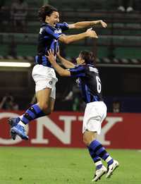 Pese a las amenazas de que ha sido objeto, el Inter de Milán ganó 2-0 al PSV Eindhoven de Holanda, en la Liga de Campeones. En la gráfica, Zlatan Ibrahimovic (izquierda) y Maxwell festejan el triunfo