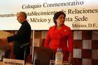 El prelado católico Dominique Mamberti y la secretaria de Relaciones Exteriores, Patricia Espinosa, en el coloquio para conmemorar los 15 años del restablecimiento de relaciones diplomáticas con el Vaticano