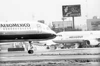 Naves de Mexicana y Aeroméxico en el aeropuerto de la ciudad de México
