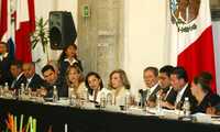 La titular de la SEP, Josefina Vázquez Mota (centro), durante la firma del convenio para la ampliación del programa Escuela Segura