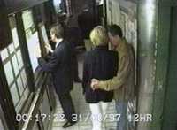 Imagen de Diana de Gales y Dodi Al Fayed momentos antes de abandonar el hotel Ritz. Las investigaciones oficiales señalan al chofer de la pareja, Henry Paul, como la persona que convocó a la prensa de espectáculos afuera del inmueble parisino