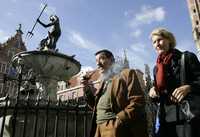 Günter Grass y su esposa Ute, ayer, cerca de la estatua de Neptuno, en Gdansk, ciudad donde nació el Nobel alemán en 1927