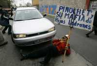 Bernardo Córdoba bloquea el auto donde viajan miembros de la familia Pinochet frente al penal donde están recluidas las hijas del ex dictador