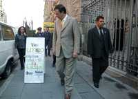 Marcelo Ebrard recorre la calle Primo de Verdad tras la inauguración del congreso Los retos de la democracia local, en el Palacio de la Autonomía, en el Centro Histórico