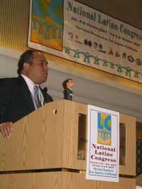 Antonio González, presidente del Proyecto de Empadronamiento y Educación del Votante del Suroeste, habla en el congreso