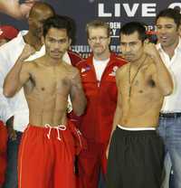 El filipino Manny Pacquiao y Marco Antonio Barrera, durante la ceremonia de pesaje