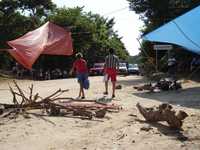 A pocas horas de la jornada electoral, maestros de la sección 22 del SNTE bloquean la carretera federal de Cacahuatepec a Putla y Pinotepa Nacional, para exigir la salida de quienes "usurpan" esas plazas en la comunidad de San Antonio Ocotlán. Denunciaron que éstos los han hostigado a balazos con apoyo de la población