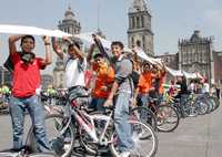 Los jóvenes concluyeron el recorrido en bicicleta en la Plaza de la Constitución, el cual iniciaron en la Plaza de la República