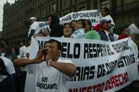 La ceremonia para la puesta en marcha de la nueva Unidad de Protección Ciudadana Mixcalco, a cargo de Marcelo Ebrard, Joel Ortega y José Ángel Ávila, comenzó con 15 minutos de retraso debido a las protestas de ambulantes en el Zócalo capitalino