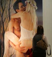 Una visitante observa la imagen en la que el artista estadunidense Jeff Koons aparece haciendo el amor con su ex esposa, la Cicciolina, incluido en la colectiva Seducido: el arte y el sexo desde la Antigüedad hasta hoy, que este viernes se inaugura en el Centro Barbican, en Londres