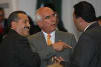 Los senadores Manlio Fabio Beltrones, Dante Delgado y Humberto Aguilar Coronado, durante la sesión de ayer en el recinto legislativo de Xicoténcatl