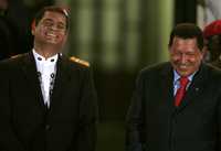 Hugo Chávez, presidente de Venezuela (derecha), al recibir ayer en el Palacio de Miraflores, en Caracas, a su par ecuatoriano, Rafael Correa