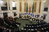 Legisladores del PRD cubrieron con una manta la tribuna de la ALDF y acusaron a su coordinador Víctor Hugo Círigo de traición
