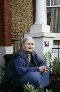 Doris Lessing, ayer, en la entrada de su casa medita sobre la importancia de haber sido reconocida con el Nobel de Literatura 2007