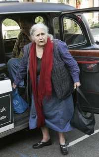 La escritora británica Doris Lessing, galardonada este jueves con el Nobel de Literatura, desciende de un taxi al llegar a su casa en Londres y enterarse del premio