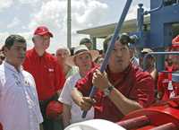 Los presidentes de Venezuela, Hugo Chávez; Colombia, Alvaro Uribe (centro); Ecuador, Rafael Correa (izquierda), y el ministro venezolano de Energía, Rafael Ramírez (segundo a la izquierda) durante la ceremonia de inauguración del gasoducto en Ballenas, en la región Guajira