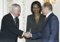 El jefe del Pentágono, Robert Gates, y la secretaria de Estado, Condoleezza Rice, saludan en Novo-Ogaryovo a Vladimir Putin